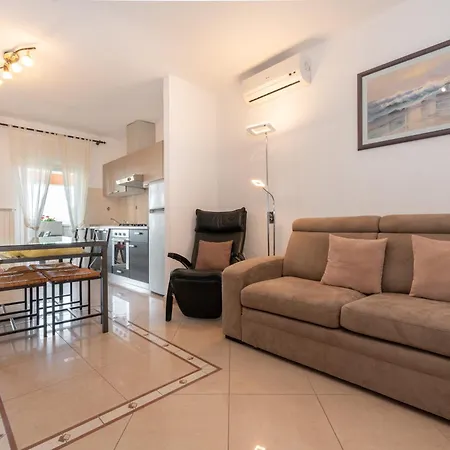 Apartments Bellistra Labin Labin  Room photo